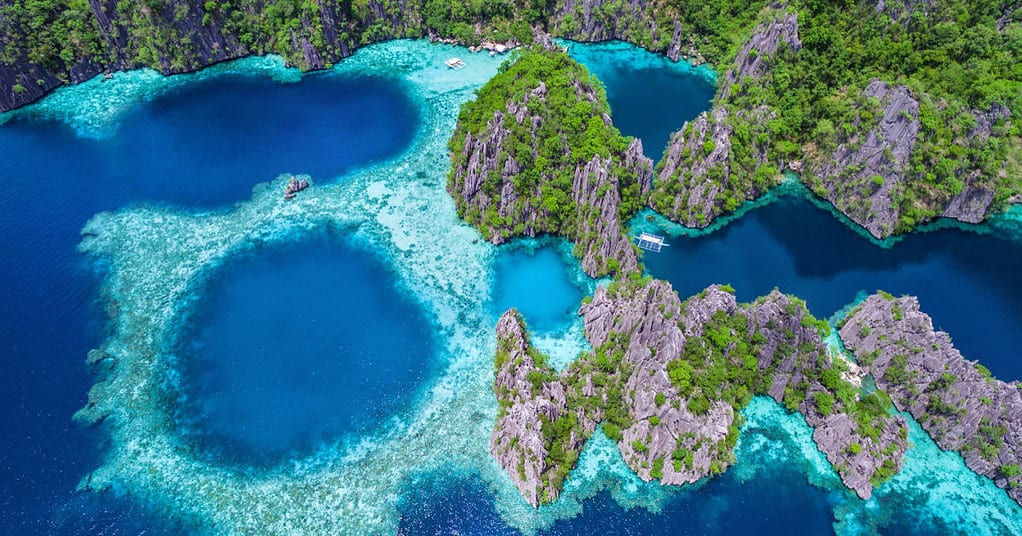 Vue aérienne des lagunes bleues et des falaises calcaires des Philippines